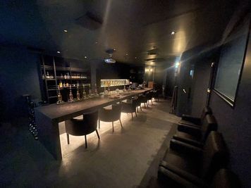 赤坂シーシャバー・カラン シックな雰囲気♪巨大プロジェクター付きのイベントスペースの室内の写真