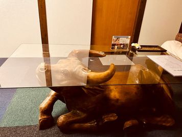 【中待合室 】テーブル - シェーン(旧マイサワーン) 快眠ヘッドスパスクールの室内の写真