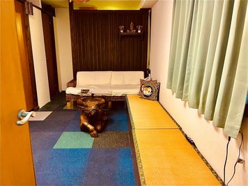 【中待合室】 - シェーン(旧マイサワーン) 快眠ヘッドスパスクールの室内の写真
