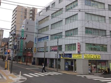 ペデストリアンデッキを降りてはす向かい - ワイム貸会議室立川の外観の写真
