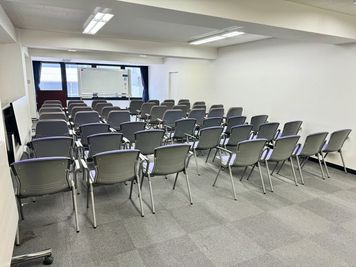 スクール形式 椅子のみ(49席) - 新宿ビジネスルーム 貸会議室・レンタルスペースの室内の写真