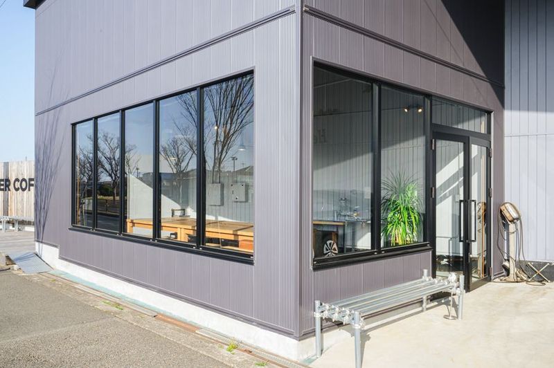 日当たりのいいMTGスペース。天井は３m！ - BGS TONDABAYASHI ビージーエス トンダバヤシ