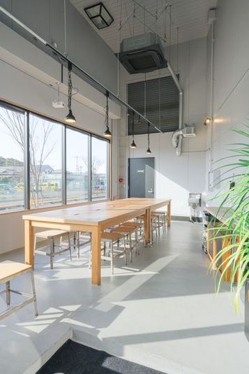 日当たりのいいMTGスペース。天井は３m！ - BGS TONDABAYASHI ビージーエス トンダバヤシ