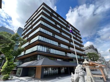 令和４年9月竣工　警固神社社務所ビル　警固神社境内　福岡天神大牟田線　西鉄福岡天神駅より徒歩１分 - 警固神社社務所ビル　斎館(貸会場) セミナー/会議/研修/イベント/展示会(物販可・4階25坪）の外観の写真