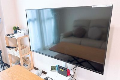 大迫力55型の大画面スマートテレビです。ちょうど良い距離に設置しています。 - ルーミー町田 町田駅で人気のレンタルスペース【町田駅4分】おうちデート❤️の室内の写真