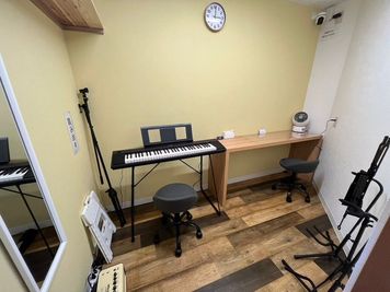 久地駅徒歩2分！キーボードピアノもある穴場的音楽自主練スペース！ - スタジオトマト久地
