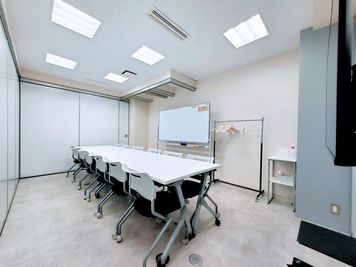 明るく清潔感のあるお部屋です。 - 貸会議室２４大宮 小会議室Bの室内の写真