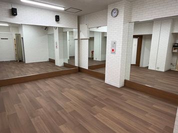 久地駅徒歩2分！約17㎡、二面鏡のお部屋です。床は木目調CFシートです。 鏡は映像調整済みで境目のズレがありません！ - スタジオトマト久地
