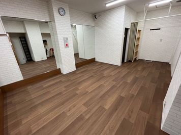 スタジオトマト久地 【スタジオトマト久地Bスタジオ】ダンスや自主練等レンタルスタジオの室内の写真