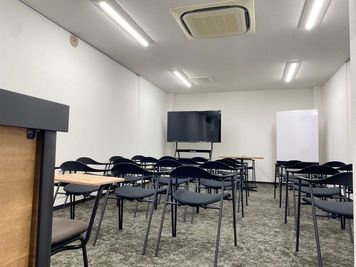 ・最大25人収容可能
・モニター、ホワイトボード無料貸出 - フロンティア倶楽部早稲田会館 B1F：貸会議室・レンタルスペース・セミナールーム(11人～)の室内の写真