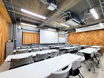 スクリーンを下ろず利用することも可能。 - 貸会議室２４大宮 小会議室Aの室内の写真