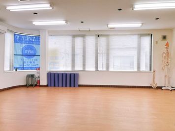 大きな窓が特徴。明るく開放感があります。 - 武庫之荘 Your Studio(ユアスタ)の室内の写真