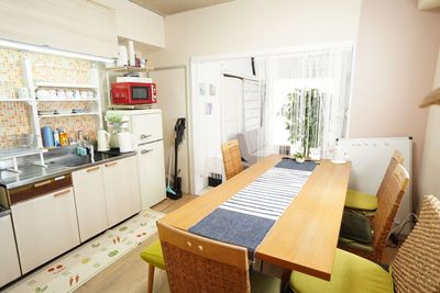 ゲーム、メーク、パーティとイロイロ使える180Cmの大きな７人がけのダイニングテーブルのある５畳のダイニングルームルーム全景 - スペースボン スペースボン　上前津 Gemini の室内の写真