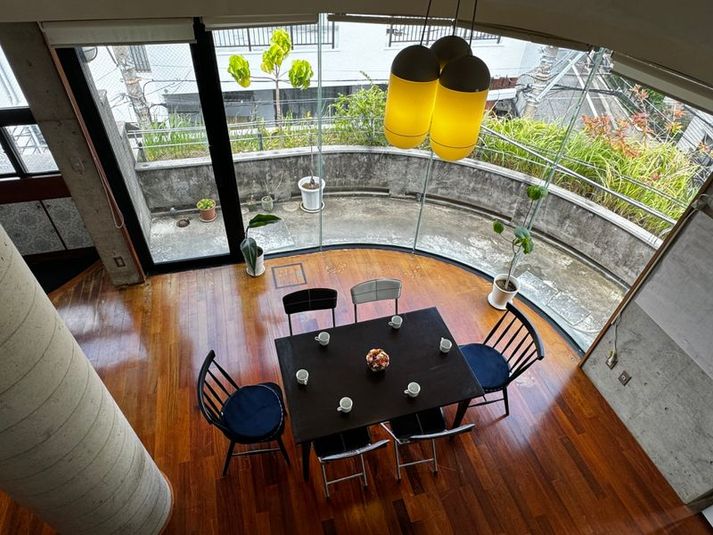 施術ベッドあり彡窓に囲まれた吹き抜け空間【ちゅらスペース】 - ちゅらスペース【安里358】