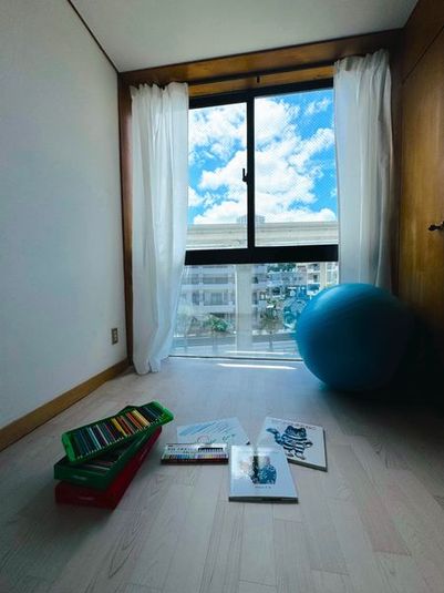 施術ベッドあり彡窓に囲まれた吹き抜け空間【ちゅらスペース】 - ちゅらスペース【安里358】