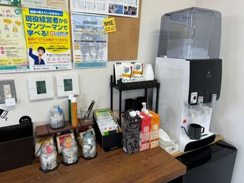 無料cafeコーナー（コーヒー、紅茶、緑茶、ミネラルウォーター、オレンジジュース、リンゴジュース） - コワーキングスペースAxEL,-アクセル- ミーティングルーム（9名）の室内の写真
