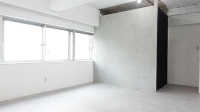北東の窓＋コンクリ調の壁（11時撮影） - サモスタ恵比寿 サモスタ恵比寿１号店の室内の写真