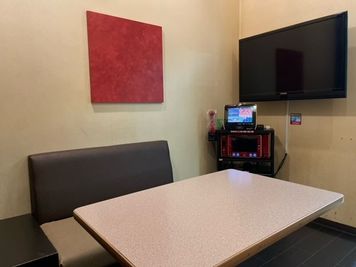 カラオケミューズ＆ビッグエコー 鹿児島与次郎店 《1～4名用》カラオケルーム【サイズS】の室内の写真