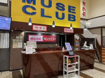 カラオケミューズ＆ビッグエコー 鹿児島与次郎店 《1～4名用》カラオケルーム【サイズS】の室内の写真