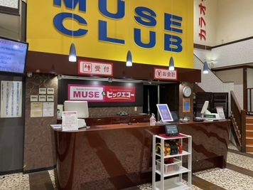 カラオケミューズ＆ビッグエコー 鹿児島与次郎店 《5～8名用》カラオケルーム【サイズM】の室内の写真