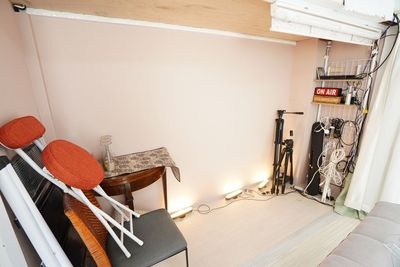 オープンクローゼット内部はうすピンク色なので背景にも使えます。また撮影時にクローゼット奥に立てば３２０Cmの撮影スタンスが確保できます。 - スペースボン スペースボン　上前津  【新予約ページ移行のため新規受付停止中】のその他の写真