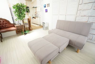 一人がけソファを倒して、オットマンスタイルで足を伸ばしてムービー鑑賞もできます - スペースボン スペースボン　上前津  【新予約ページ移行のため新規受付停止中】の室内の写真
