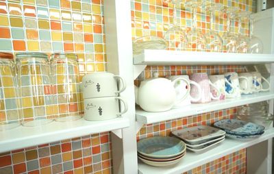 マグやグラス、小皿がすぐに取り出せるカフェ風キッチン棚 - スペースボン スペースボン　上前津 Gemini の室内の写真