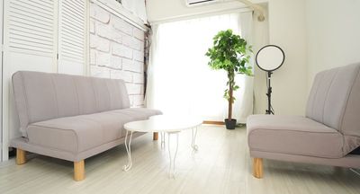 ソファを２＋１人がけに分割して対面配置した例 - スペースボン スペースボン　上前津 Gemini の室内の写真