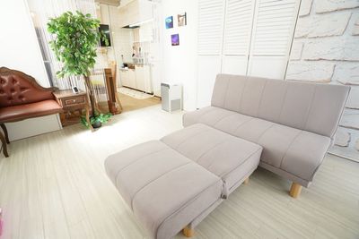 一人がけソファを倒して、オットマンスタイルで足を伸ばしてムービー鑑賞もできます - スペースボン スペースボン　上前津 Gemini の室内の写真