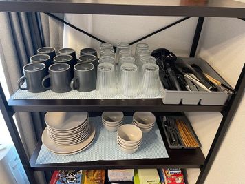 スプーン×9・フォーク×8・箸×5
マグカップ×9・グラス×12
大皿×2・中皿×10・深皿×10
 - 〈B〉💖シュシュベランダ最大15名✨パーティー🎉ママ会💕 New open⭐️BBBミーティング✨飲み会、推し活、ママ会、の設備の写真