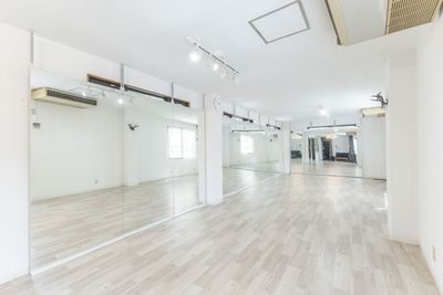 高田馬場駅　5分　60平米ダンススタジオ ミラーダンススペース　高田馬場駅徒歩5分、60㎡　鏡幅10m以上の室内の写真
