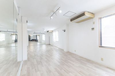 高田馬場駅　5分　60平米ダンススタジオ ミラーダンススペース　高田馬場駅徒歩5分、60㎡　鏡幅10m以上の室内の写真
