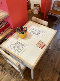 塗り絵スペースです。塗り絵はリクエストしてください。準備します。 - プレイハウスインハヤマ　キッズアンドカフェ キッズスペース併設のレンタルスペースの設備の写真