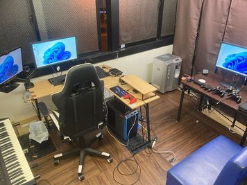 PCルーム - 超高速インターネット完備『Lush∞Rush』 【爆速回線】ハイスペックPC、プロジェクター有のレンタルスペースの室内の写真