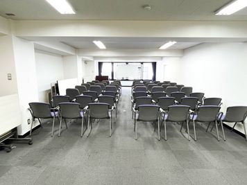 スクール形式(椅子のみ49席) - 新宿ビジネスルーム 貸会議室・レンタルスペースの室内の写真