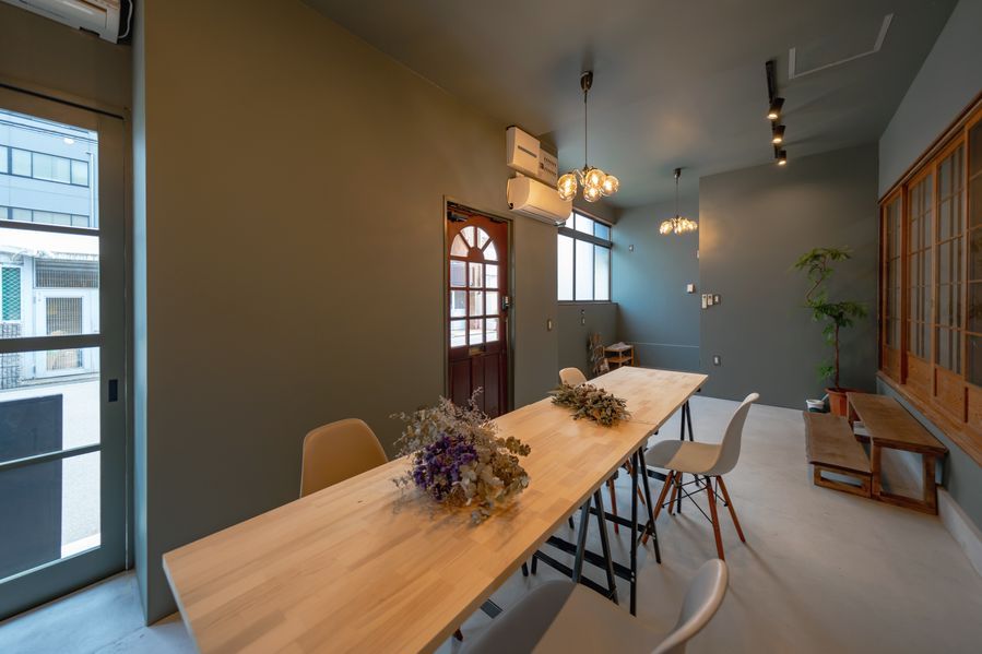 今回の #ルームツアー は【theCASA 箕面市瀬川1-11-Ⅰ 🏡】 —————————————————————————— その他の施工例 ▶︎  @kansaifudosanhanbai_casa リフォームのご相談はコチラから ▶︎ @casa_reform  —————————————————————————— 1️⃣玄関に扉付き収納を設計🛠️下部に大きな荷物 