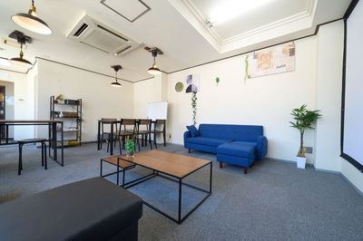 折り畳み机＋ホワイトボード導入しました
会議や、ワークショップのご利用もおすすめです - RentalSpace kite./Studio LOKU RentalSpace kite. の室内の写真