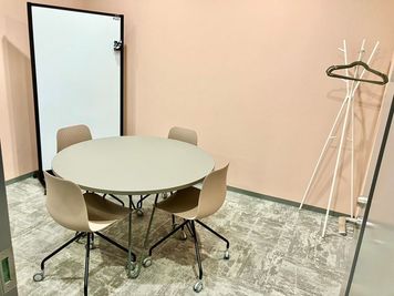 【布施駅徒歩2分！フリードリンク付き！】貸会議室/ヴェル・ノール布施内　4名会議（CORAL） - Reqree Vellenord