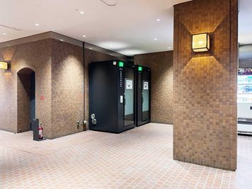 【テレキューブ】 新宿センタービル B1F。視線と音を遮る、プライベートな集中環境。(217-01) - テレキューブ 新宿センタービルB1F