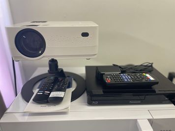 ブルーレイレコーダーと
プロジェクター - 【ストーン烏丸御池】 ワーキングスペース烏丸御池の設備の写真