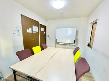 入口ドア側です。上着や荷物はクローゼットに収納できます。 - 貸会議室アクア大宮西口 お部屋貸し切り 207号室の室内の写真
