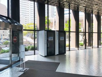 【テレキューブ】神戸商工貿易センタービル1F。視線と音を遮る、プライベートな集中環境。(227-02) - テレキューブ 神戸商工貿易センタービル 1F