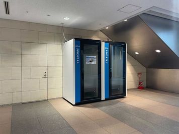【テレキューブ】 品川インターシティ B1F。視線と音を遮る、プライベートな集中環境。(222-02) - テレキューブ 品川インターシティB1F