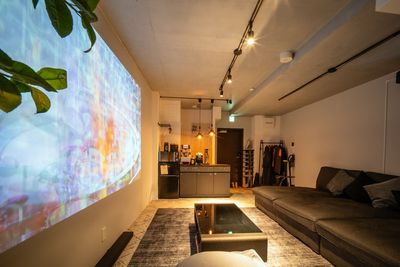 レンタルスペース　シークレットシネマ 120㌅大画面｜専用アカウントで映画見放題｜高音高画質｜無料設備の室内の写真