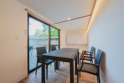 4人用テーブルが3セット
繋げると対面で3人ずつで6人
両端も利用すると8人で利用できます。 - 森deワーケなすっぽ 貸し会議室　森deワーケなすっぽの室内の写真
