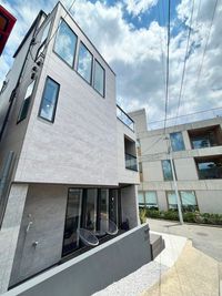 食事処：松原庵青（蕎麦店）、池田丸（地魚料理）、吉野家（牛丼店） - 湘南レンタルスペース　Blue villa SURF×GYM×WORK 腰越の外観の写真