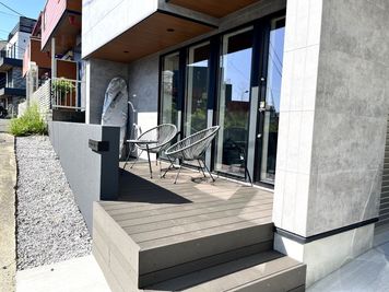 ウッドデッキ右側のドアが入り口となります。 - 湘南レンタルスペース　Blue villa SURF×GYM×WORK 腰越の入口の写真