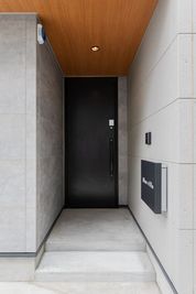 テンキー式の電子キーとなっております - 湘南レンタルスペース　Blue villa 365日海の家Koshigoeの入口の写真