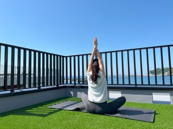屋上は人工芝敷となっており、ヨガスタジオなどの利用も歓迎 - 湘南レンタルスペース　Blue villa 365日海の家Koshigoeの室内の写真