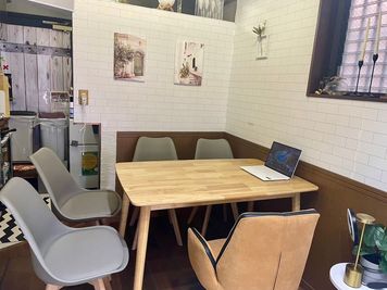 Vian京都 コワーキングスペースの室内の写真